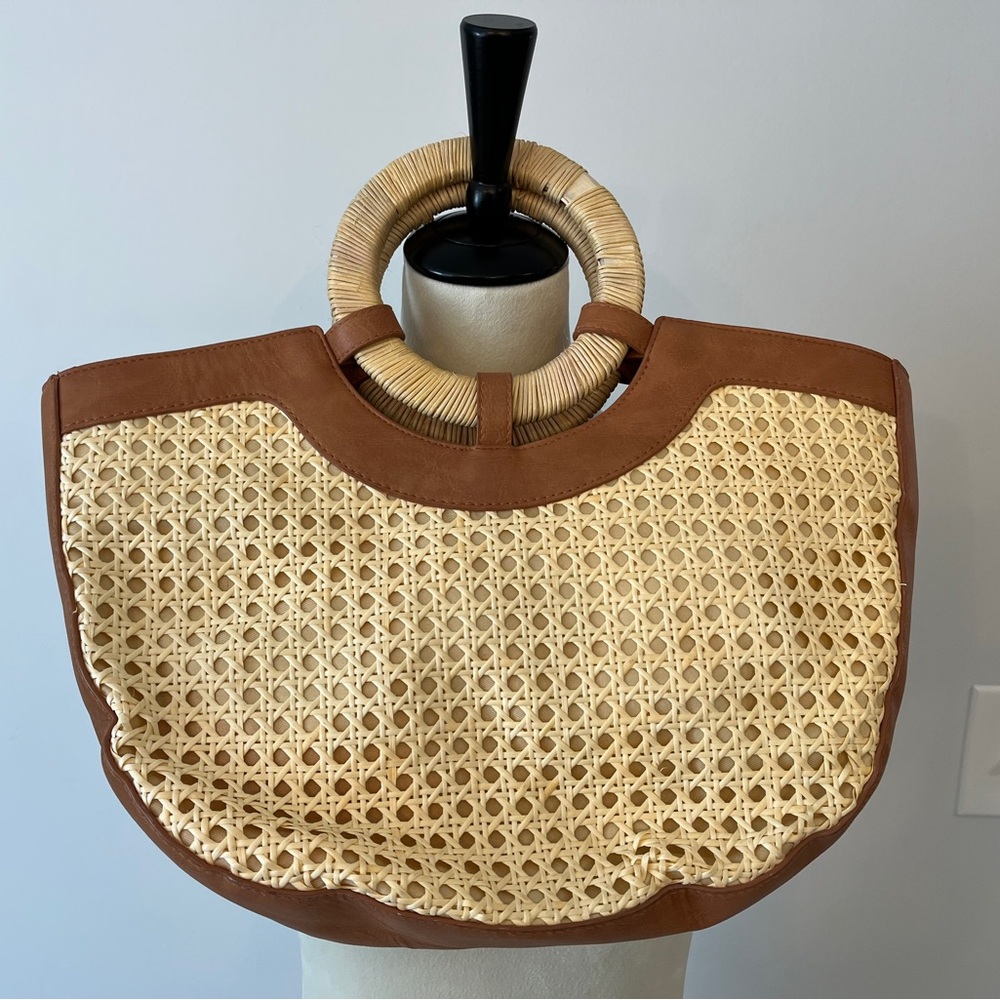Women’s shoulder bag straw brown tan round handle cinch close universal thread